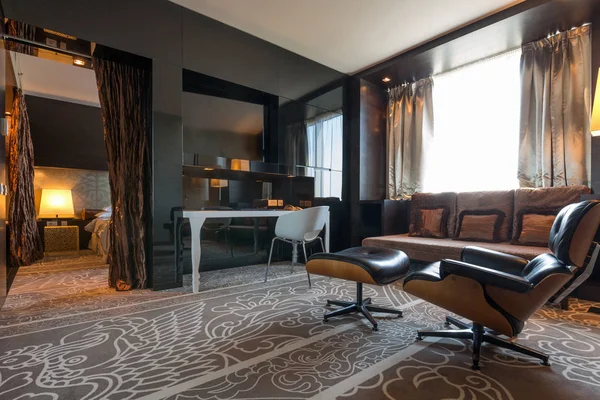 Интерьер роскошной квартиры в отеле — стоковое фото