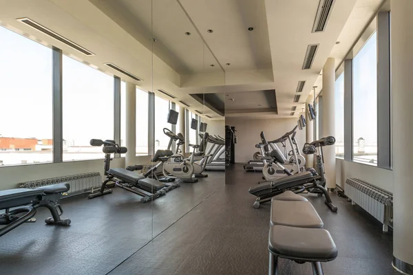 Interieur van een fitnessruimte met apparatuur van het — Stockfoto