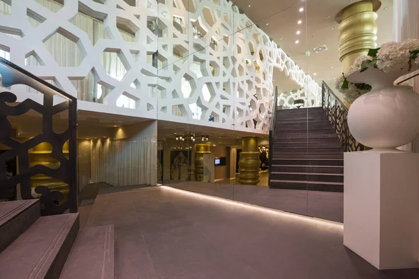 Otel lobisinde merdiven ile