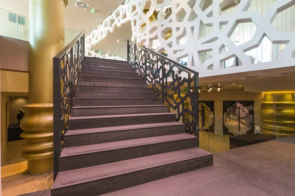 Hotel lobby interior com escadas — Fotografia de Stock