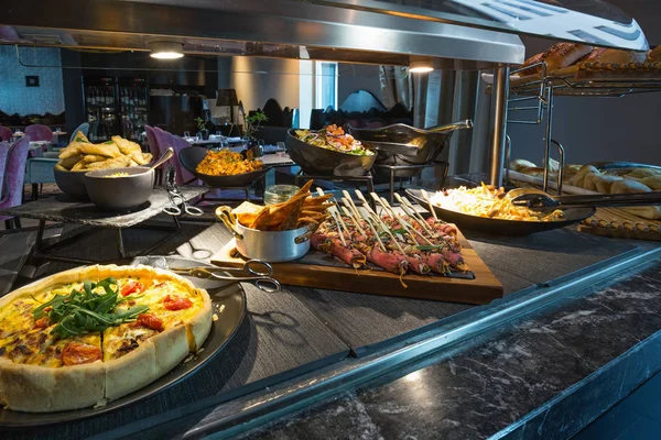 Lüks otel büfe akşam yemeği