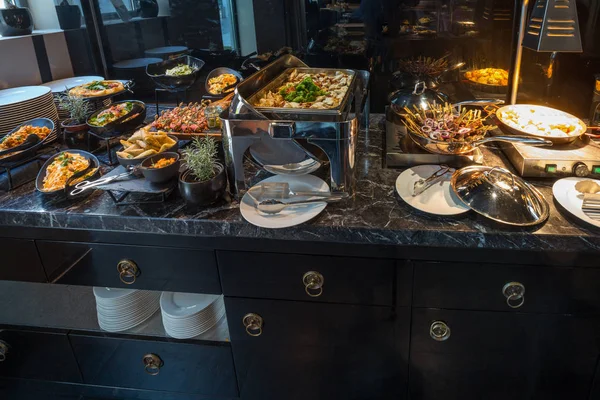 Lüks otel büfe akşam yemeği