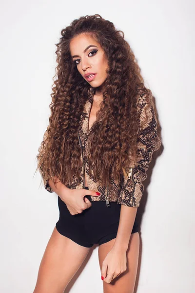 Genç ve güzel bir kadının açık arka plandaki stüdyo çekimi.