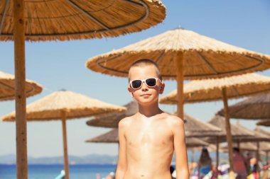 Deniz kenarında tatil genç çocuk