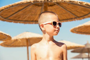 Deniz kenarında tatil genç çocuk