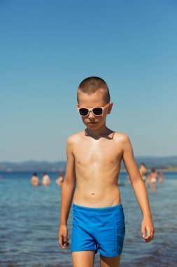 Deniz kenarında tatil genç çocuk