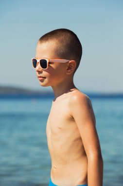 Deniz kenarında tatil genç çocuk