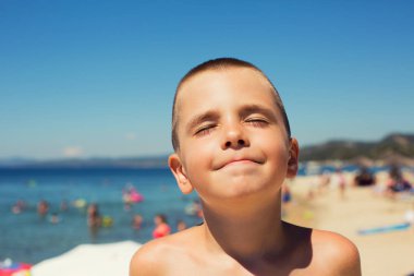 Deniz kenarında tatil genç çocuk