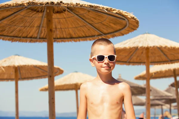 Deniz kenarında tatil genç çocuk