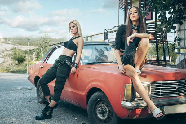 Eski model araba içinde oturan kadın modelleri