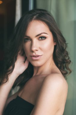 Güzel kadın portre açık havada doğa