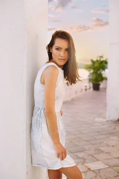 Belle jeune femme en robe blanche à l'extérieur — Photo