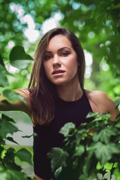Güzel kadın portre açık havada doğa