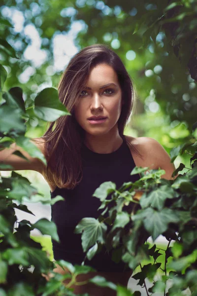 Güzel kadın portre açık havada doğa