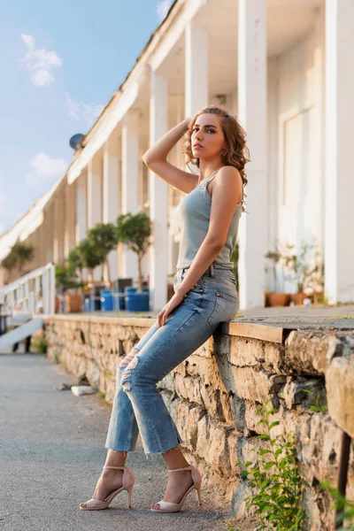 Mooie vrouw in casual kleding buiten — Stockfoto