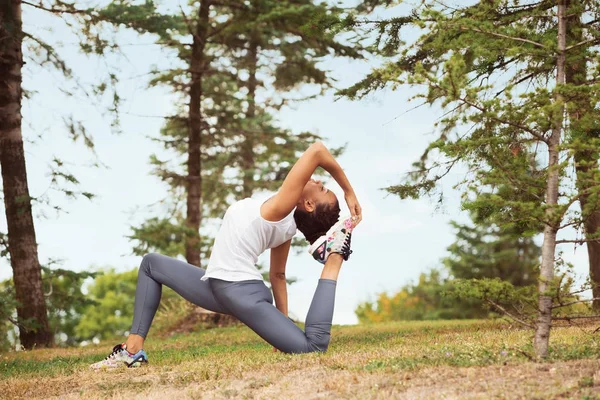 Hermosa joven haciendo ejercicio, haciendo ejercicio de yoga — Foto de Stock