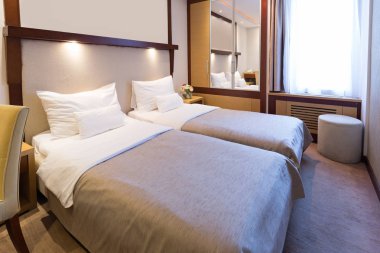 Bir otel odasının içinde.