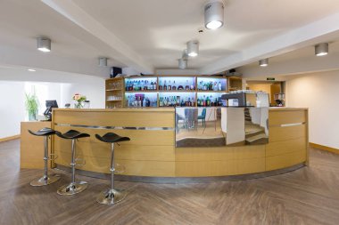 Otel lobisinin içi, tezgah.