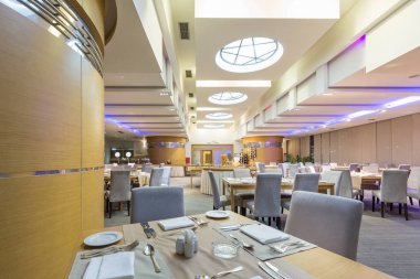 Bir otel restoranının içinde.