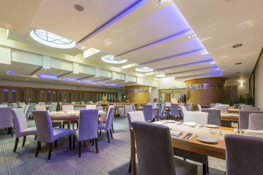 Bir otel restoranının içinde.