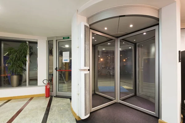 Hotel entrance with revolving door — Stock Photo, Image