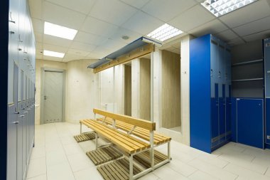 Soyunma odasında otel spor salonu