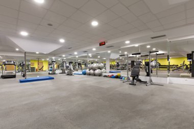 Bir spor salonu ekipman ile iç