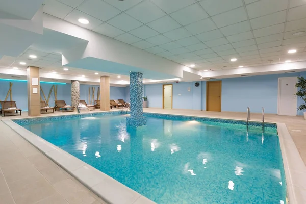 Hallenbad im Wellness-Zentrum des Hotels — Stockfoto