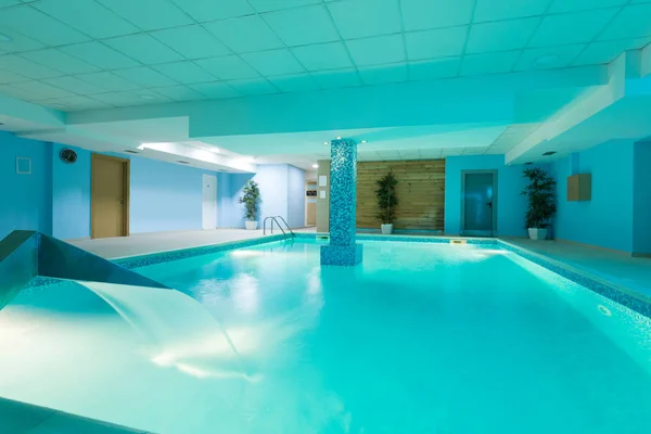 Piscine intérieure dans le centre spa de l'hôtel — Photo