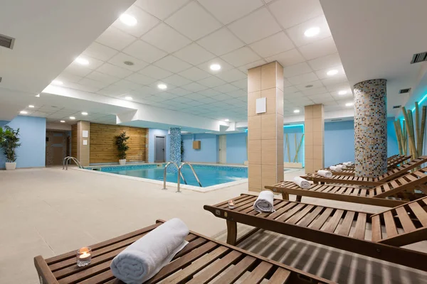 Krytý plavecký bazén v lázeňském centru hotelu — Stock fotografie