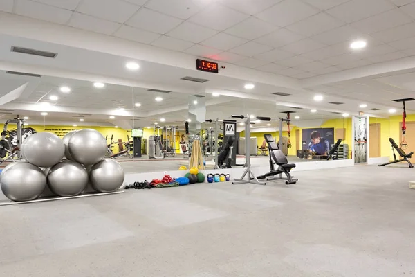 Interior de un gimnasio con equipo — Foto de Stock