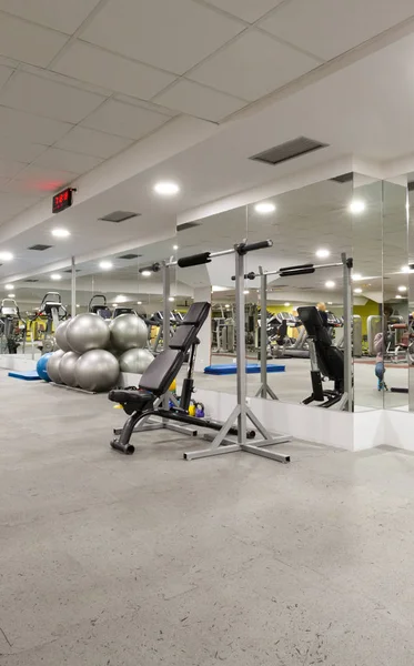 Intérieur d'une salle de gym avec équipement — Photo