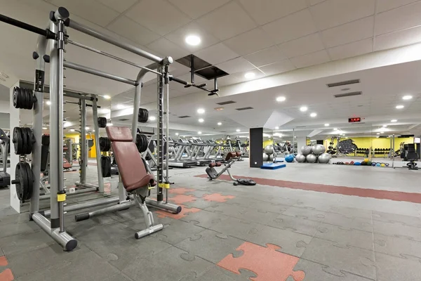 Intérieur d'une salle de gym avec équipement — Photo