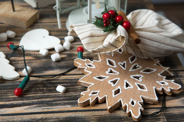 Decoración de Navidad en mesa de madera — Foto de Stock