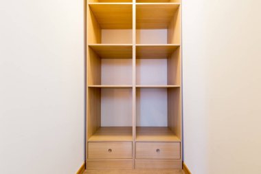 Otel odasında boş ahşap raf