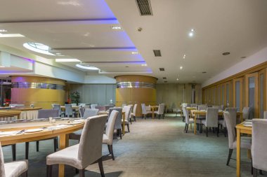Bir otel restoranının içinde.
