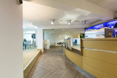 Otel lobisinin içi, tezgah.