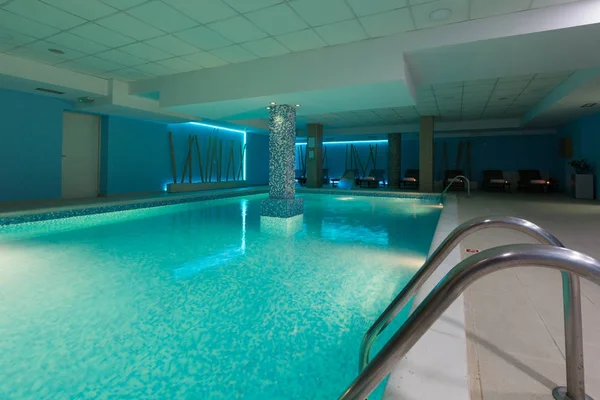 Piscine intérieure dans le centre spa de l'hôtel — Photo