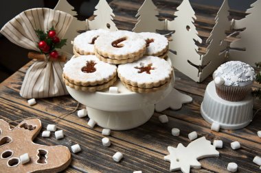 Sıcak çikolata şekerleme Noel ile dekore edilmiş ahşap masa