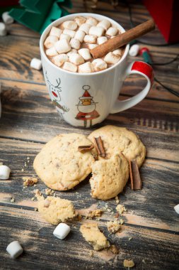 Sıcak çikolata şekerleme Noel ile dekore edilmiş ahşap masa