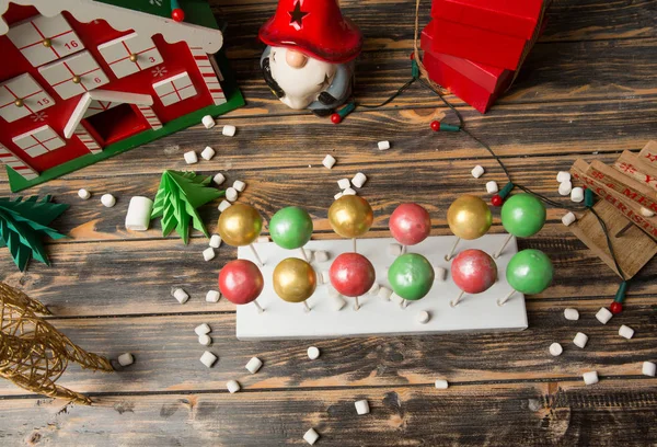 Chocolate caliente con malvaviscos en la mesa de madera decorada de Navidad — Foto de Stock