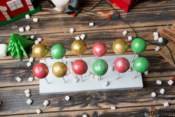 Chocolate caliente con malvaviscos en la mesa de madera decorada de Navidad — Foto de Stock