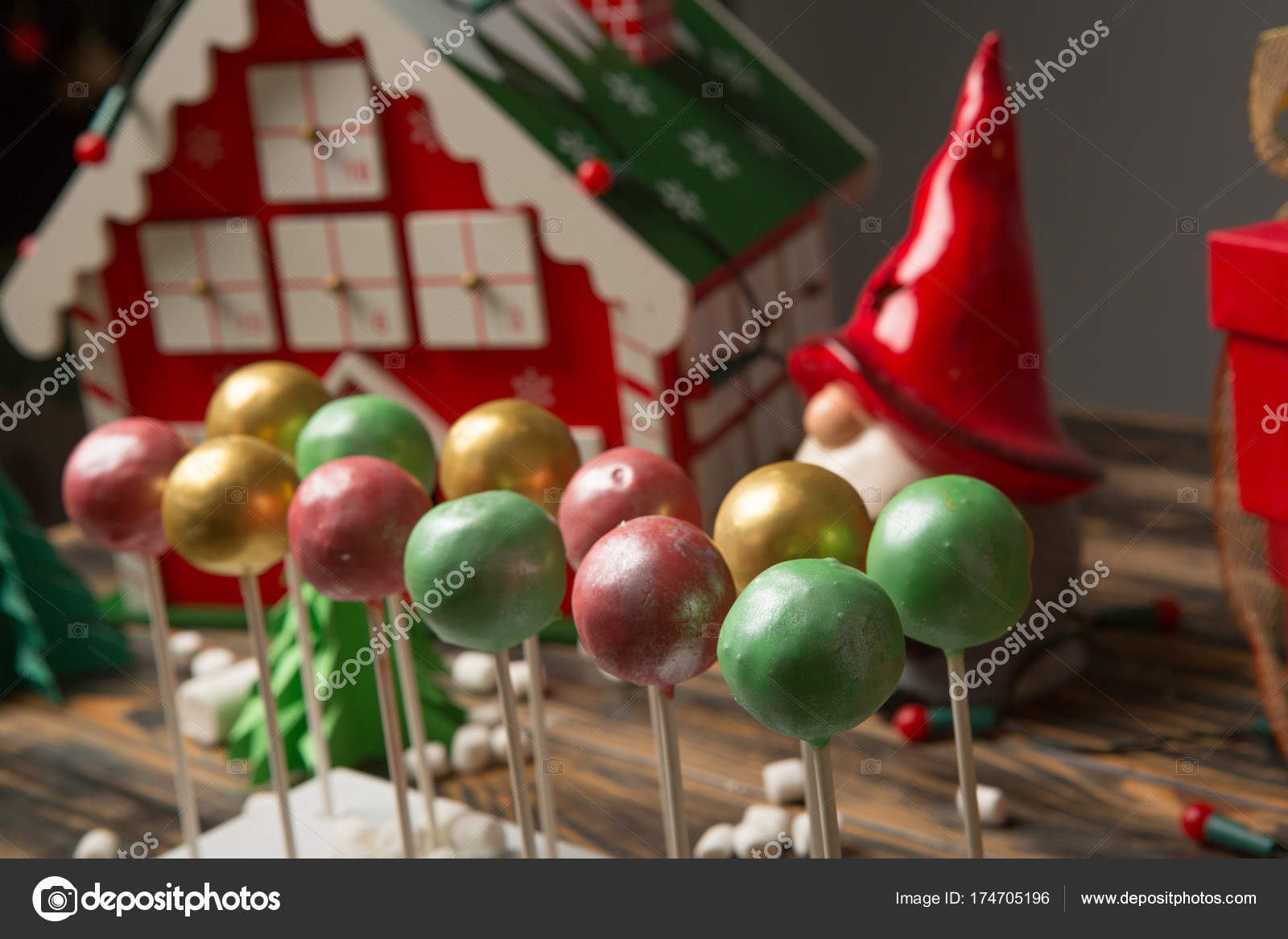 Noel kek POP�lar ahşap masa dekore edilmiştir. — Stok Foto © rilueda