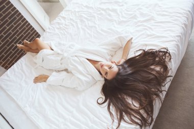 Yatak rahatlatıcı genç kadın