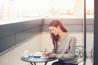 Bir kafeden çalışan genç kadın