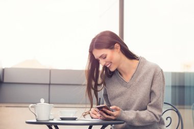 Bir kafeden çalışan genç kadın