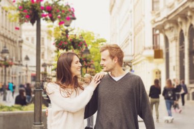 genç bir çift yürüyüş sevgi dolu 