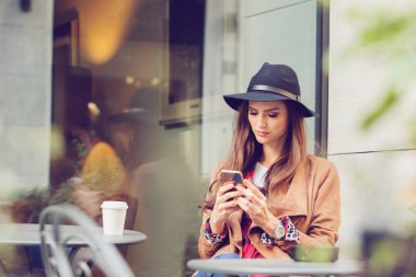 Kafe mekanlarda oturan genç kadın