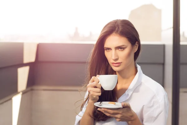 お茶やコーヒーを飲みながら美しい女性 — ストック写真