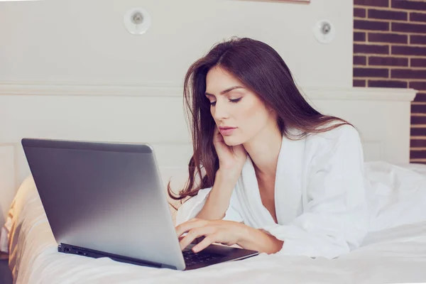 Young woman relaxing at home with a laptop — Stock Photo, Image
